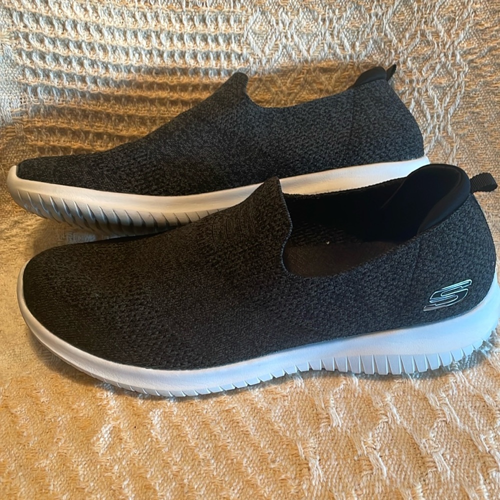 Skechers Women’s size 11 slip on shoe - dark gray